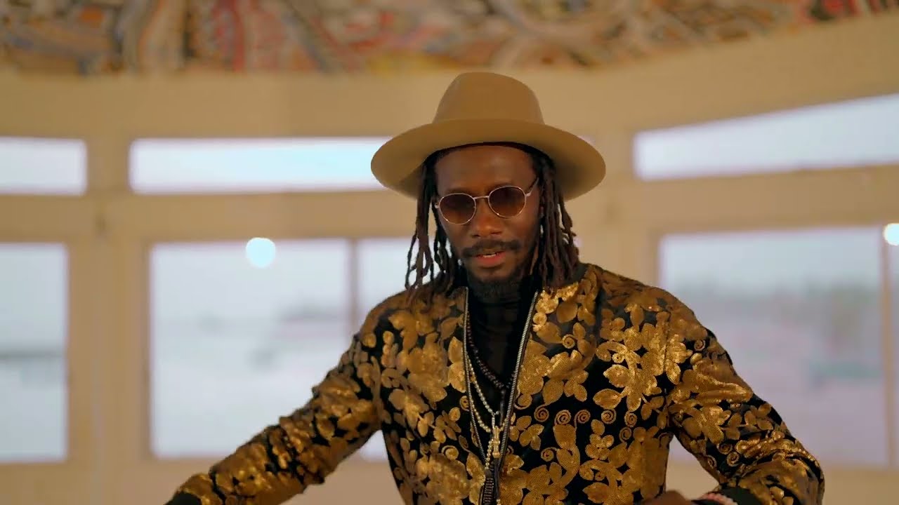 Carlou D dévoile son clip «Njuuj Njaaj » : Une plongée dans la culture et l’histoire du Baaye FALL