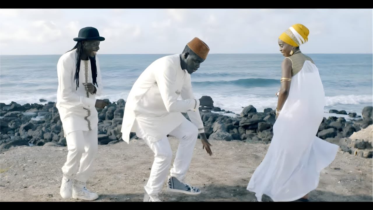 Carine Au Micro feat. Daara J Family – Loin Des Yeux, Près du Coeur